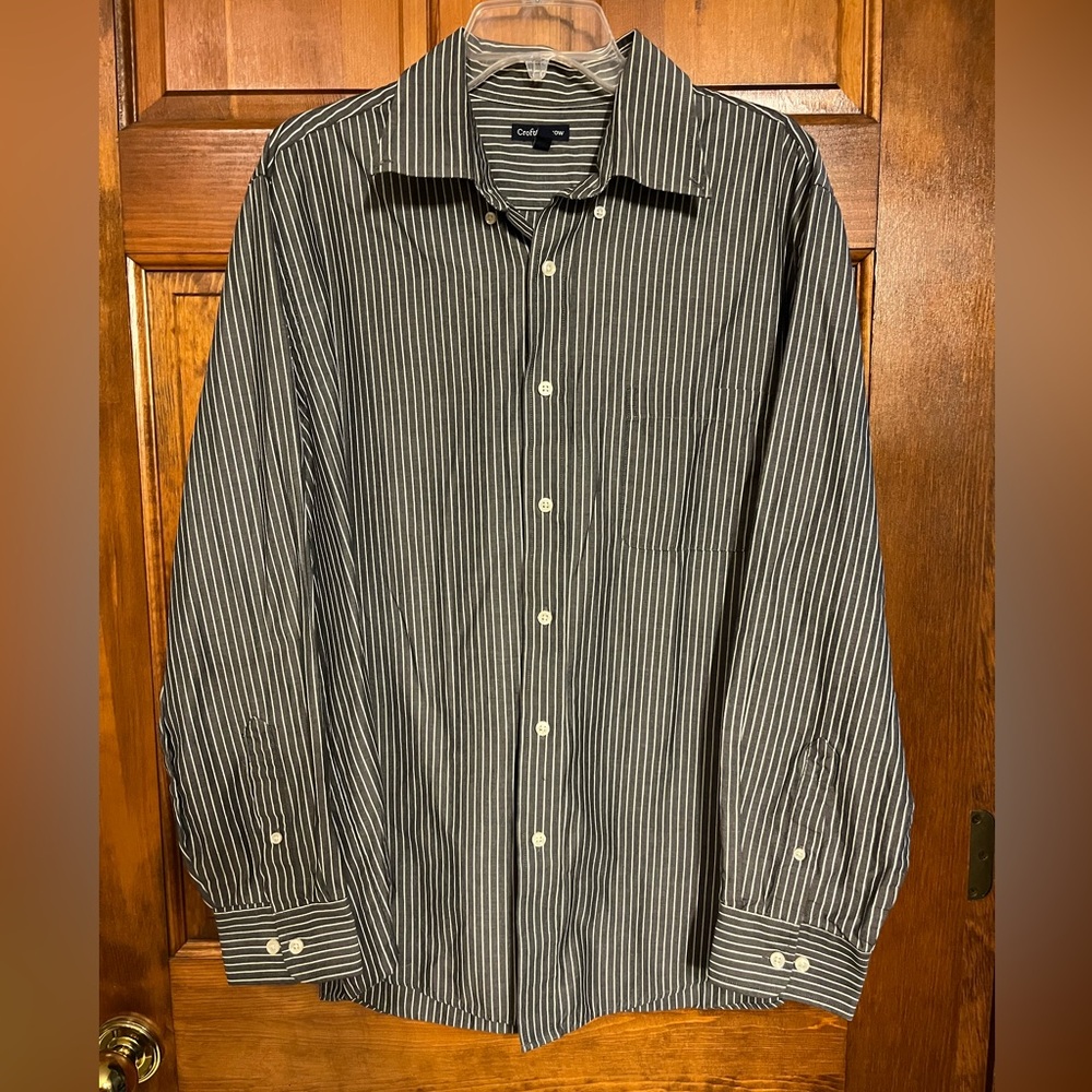 Men's Croft and Barrow Grey and White Button Down Shirt